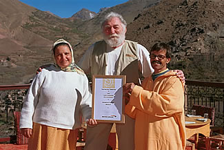 David Bellamy presenting award to Hajj Maurice & Hajja Arkia